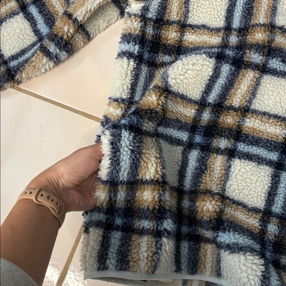 Vineyard Vines Blue & Cream Plaid Supershep Sherpa Fleece Quarter Zip. Large. - Picture 7 of 9